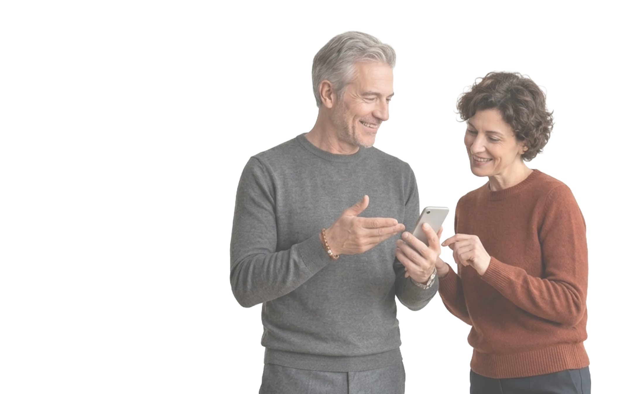 Zwei ältere Erwachsene schauen gemeinsam lächelnd auf ein Smartphone