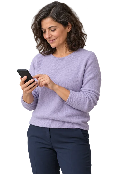 Eine Frau liest eine Nachricht auf ihrem Smartphone.