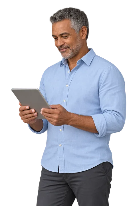 Ein Mann schaut auf sein Tablet.